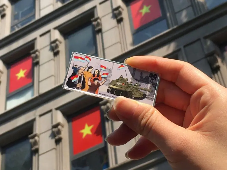 Công nghệ in UV trên bạc tạo lớp mực bền màu, cứng và bảo vệ họa tiết nhờ sấy khô tức thì bằng tia UV Khám phá Công nghệ in UV trên bạc