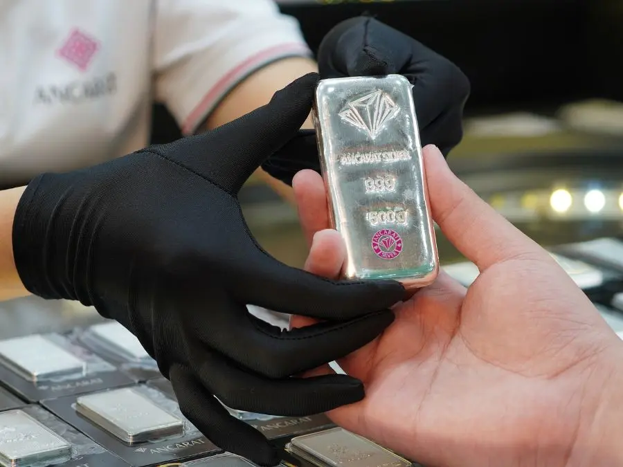 Bạc không bị lạm phát vì đây ;à một kim loại quý không thể tự ý sản xuất thêm như tiền mặt Giải đáp lạm phát có nên mua bạc