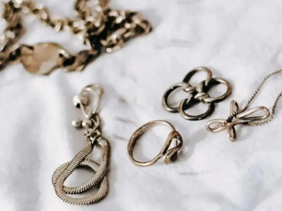 Dưới góc nhìn khoa học bạc bị đen là do tác dụng với hợp chất có chưa lưu huỳnh Trả lời bạc hút âm khí đúng hay sai