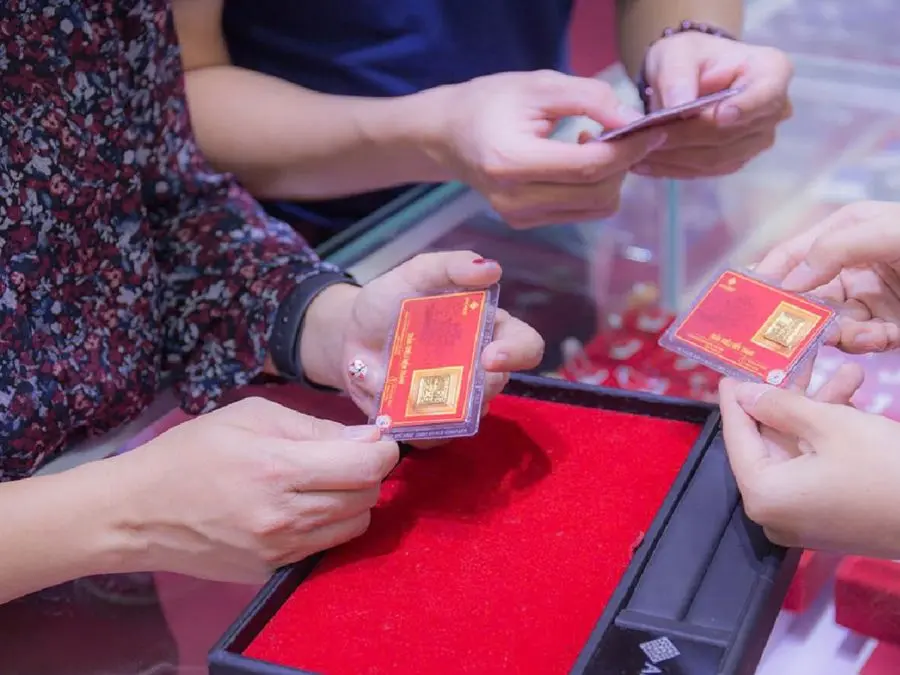 Đầu tư vàng hay gửi tiết kiệm Đầu tư vàng hay gửi tiết kiệm