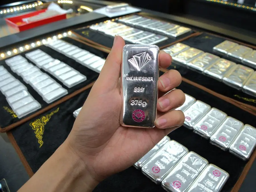 Tặng bạc miếng đầu tư cho bạn gái thay cho một lời khẳng định tương lai bền vững Có nên tặng bạc cho bạn gái