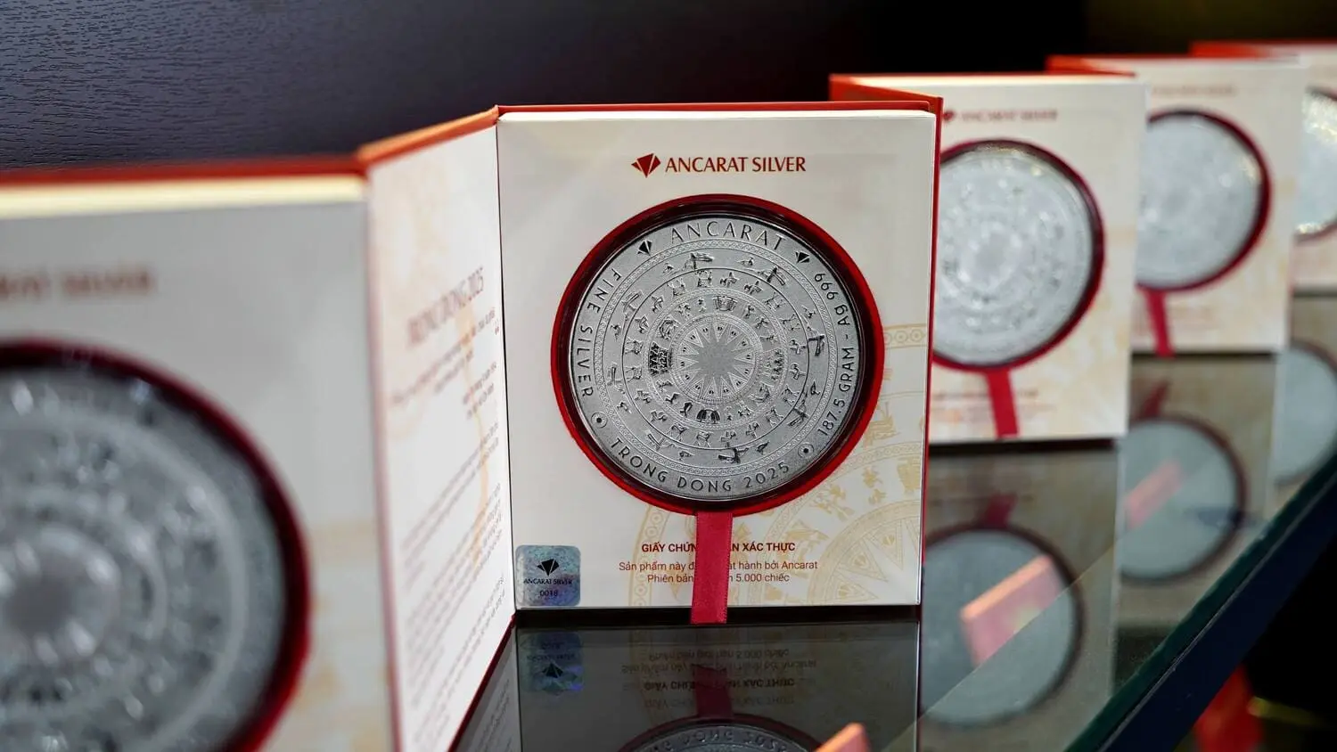 Giới trẻ yêu thích bạc miếng Ngày Độc Lập Giới trẻ yêu thích bạc miếng Ngày Độc Lập