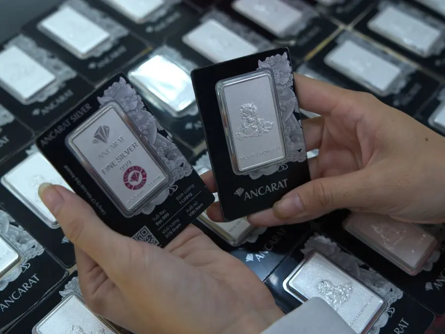 Bạc ta (trái) và bạc 925 (phải) có mục đích sử dụng khác nhau Trả lời loại bạc nào tốt nhất