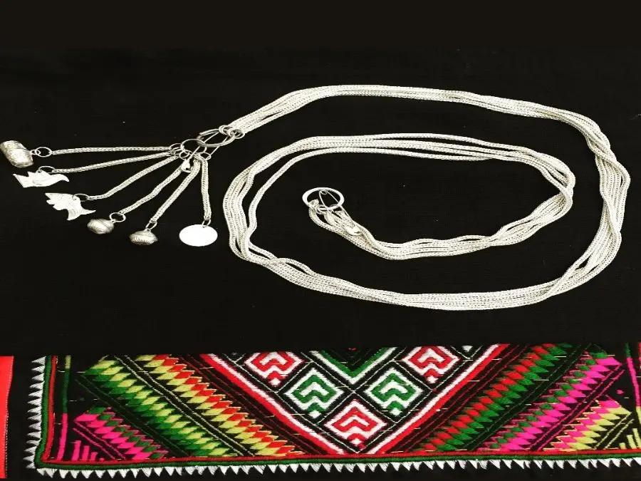 Xà tích là món trang sức đặc trưng của dân tộc Thái Trang sức dân tộc Thái