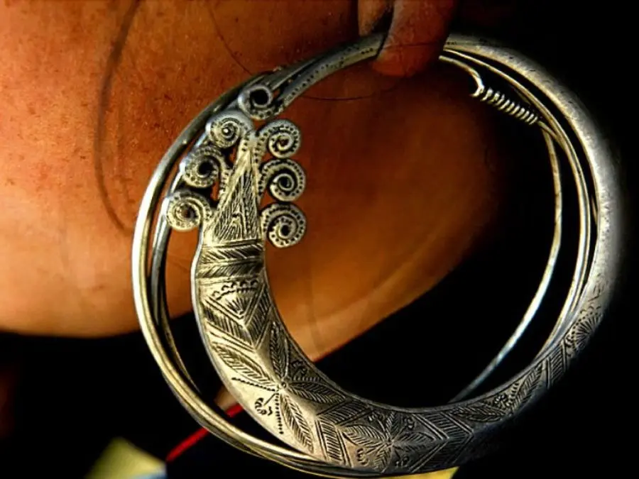 Trang sức dân tộc Mông mang đậm bản sắc dân tộc Trang sức dân tộc Mông mang vẻ đẹp mạnh mẽ