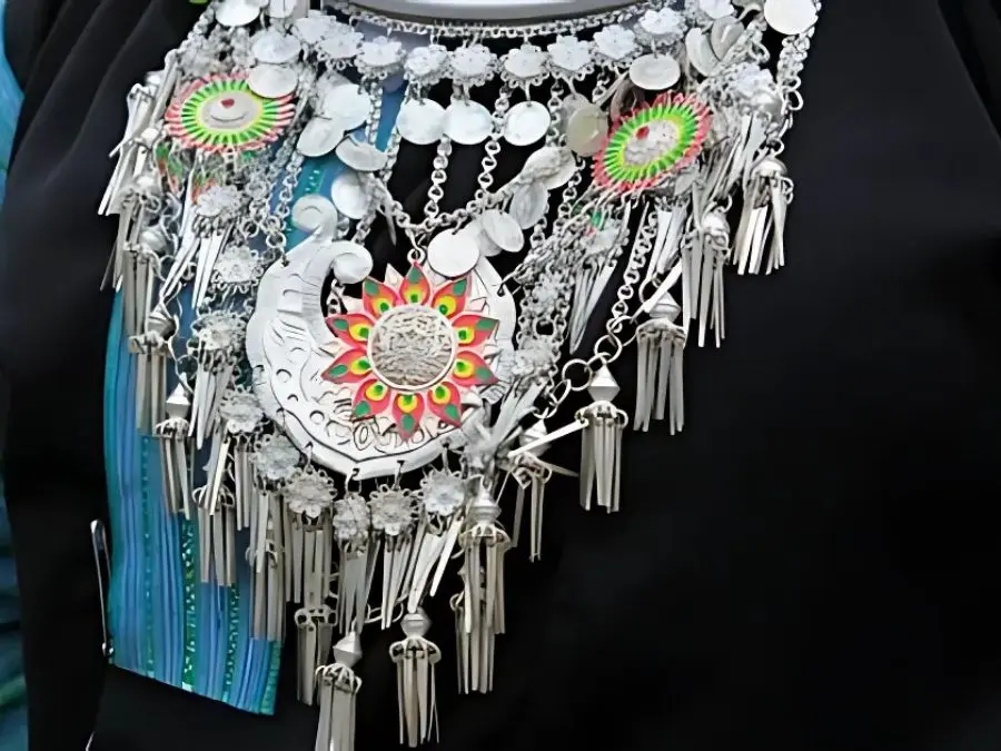 Trong số các loại trang sức dân tộc Mông vòng cổ là phổ biến nhất Vòng cổ trong trang sức dân tộc Mông