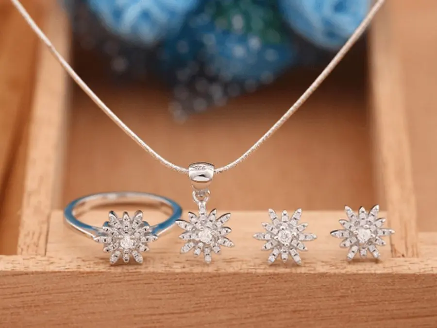 Bạc Ý là thuật ngữ để chỉ phong cách và công nghệ chế tác trang sức của Ý Bạc Ý là gì