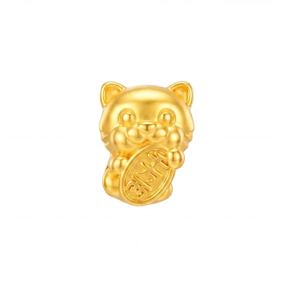 Charm Vàng 24K Kim Mão Ôm Thẻ Chữ Nổi ANCARAT