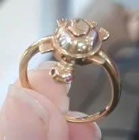Nhẫn Vàng 18K Mặt Tròn Điểm Nhấn Sắc Hồng ANCARAT