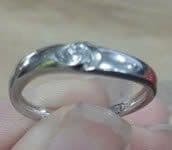 Nhẫn Cưới Đính Đá Tròn Vành Bo Mềm ANCARAT