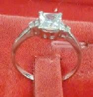 Nhẫn Vàng 18K Đính Đá Mặt Vuông Thanh Tú ANCARAT