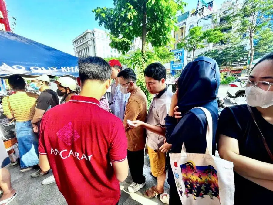 xếp hàng mua bạc