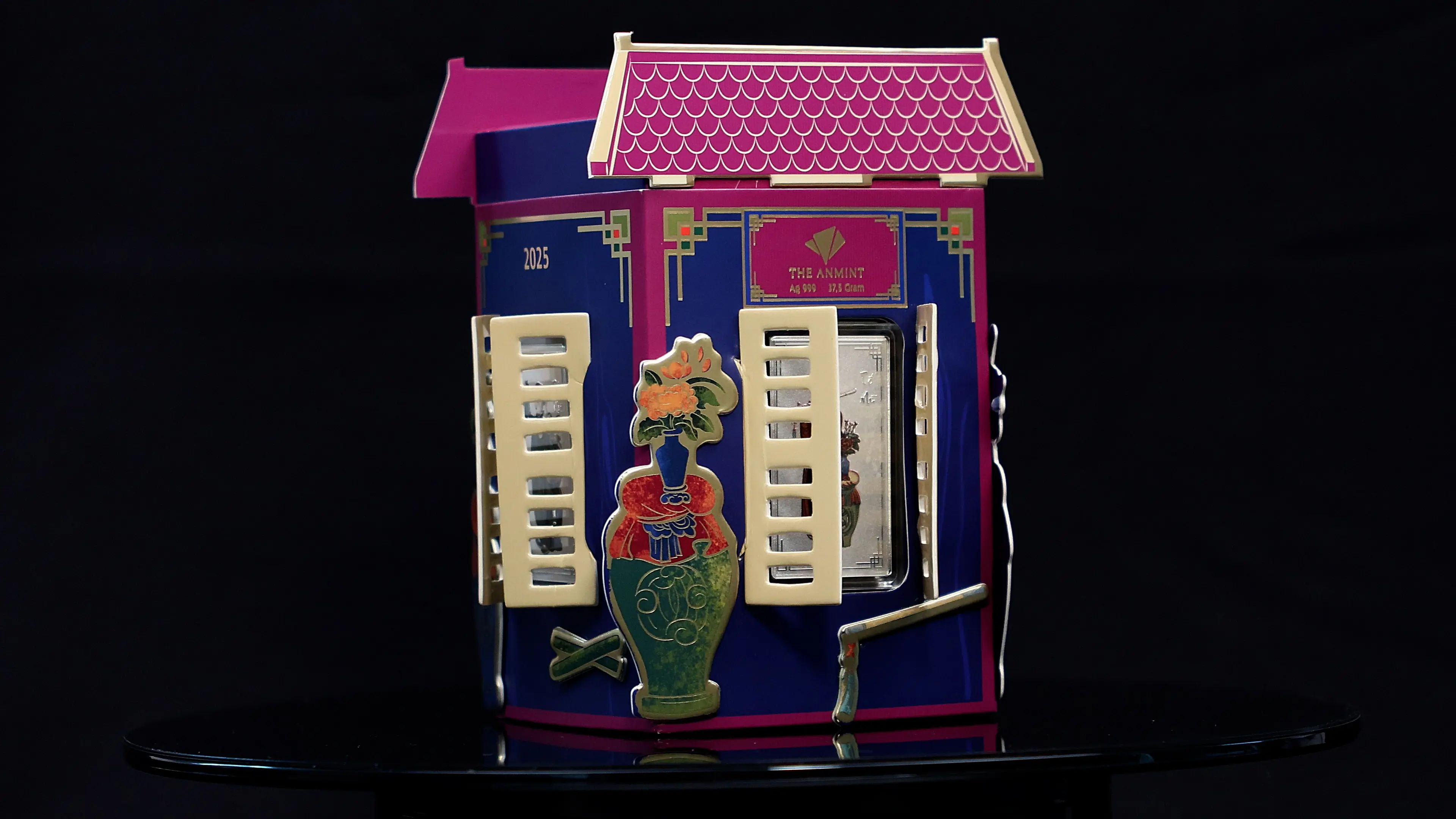 Thiết kế bao bì "mái đình" độc bản biến set Tố Nữ thành món quà Tết sang trọng, mở ra không gian văn hóa xưa đầy cảm xúc. Thiết kế bao bì "mái đình" độc bản biến set Tố Nữ thành món quà Tết sang trọng, mở ra không gian văn hóa xưa đầy cảm xúc.