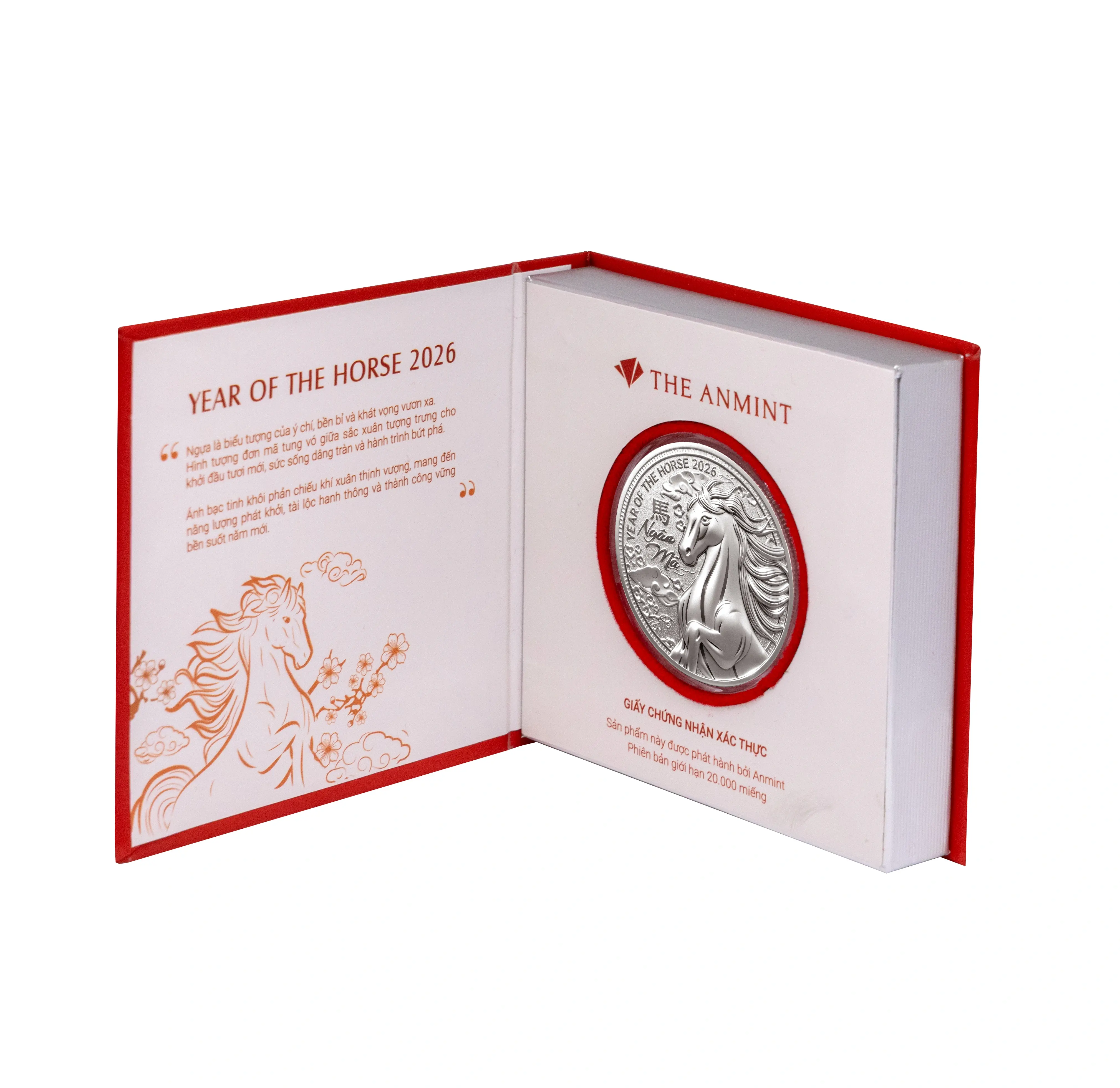 Sản phẩm Ngân Mã Vượng Phát được đóng gói trong hộp nhung đỏ in nhũ vàng hình chiến mã sang trọng Sản phẩm Ngân Mã Vượng Phát được đóng gói trong hộp nhung đỏ in nhũ vàng hình chiến mã sang trọng