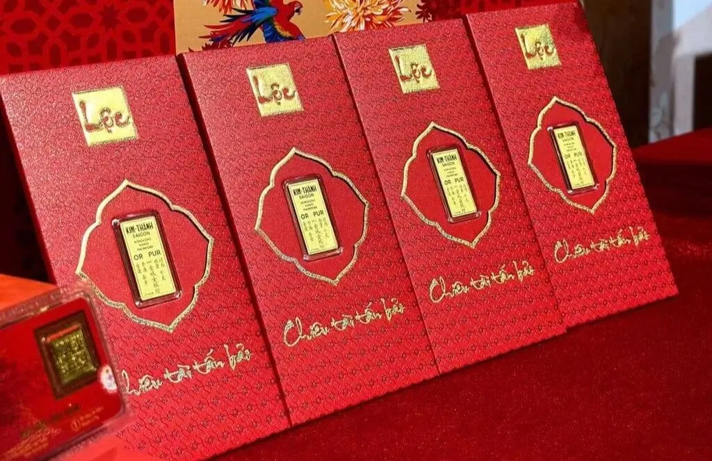  Trao nhau phong bao lì xì và quà tặng vàng bạc Ancarat là nét đẹp văn hóa, gửi gắm lời chúc đến người thân yêu dịp đầu xuân.