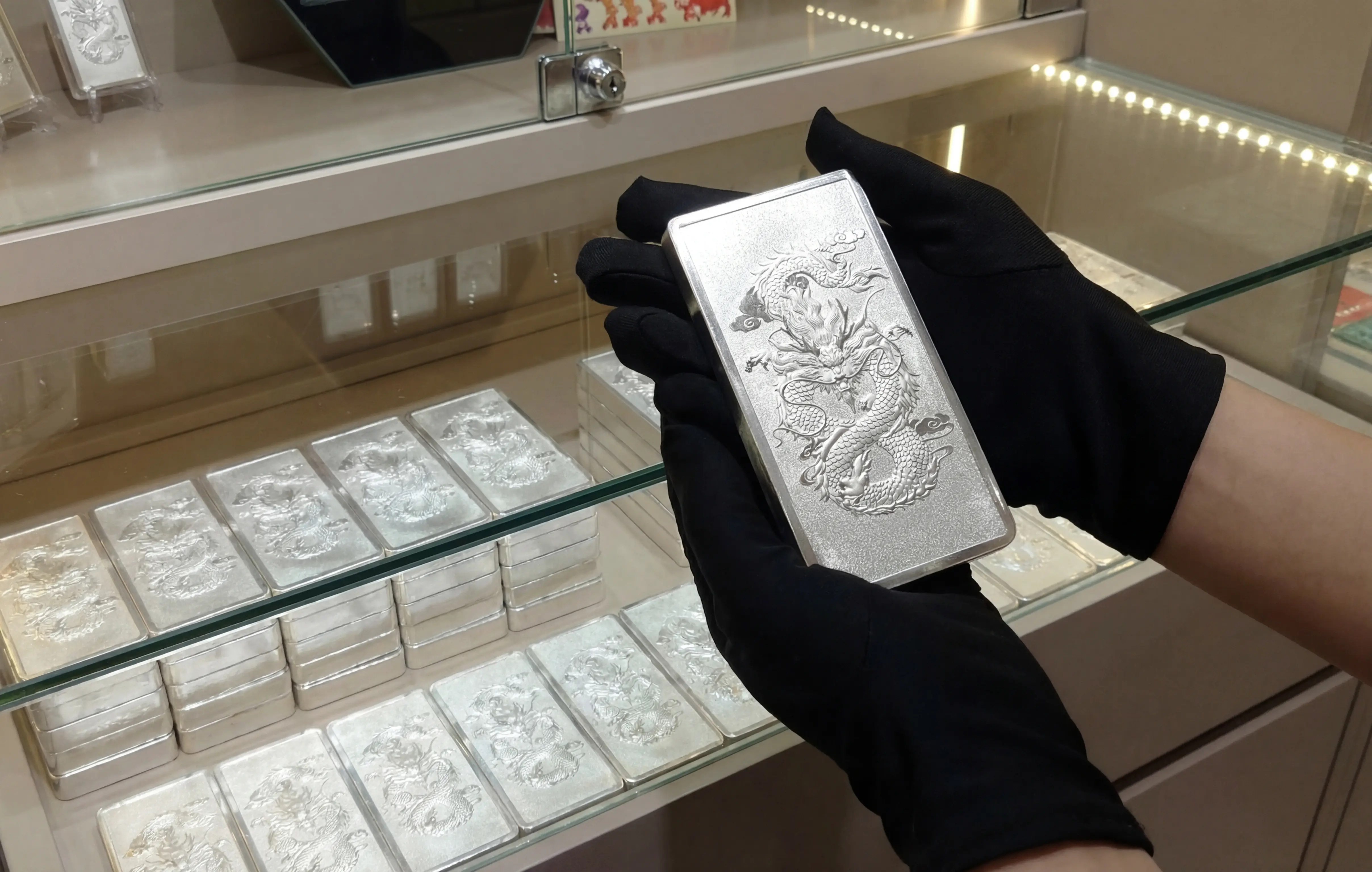 Bạc Ancarat tăng sốc hơn 6% chỉ sau một đêm, đẩy giá bạc hôm nay vượt mốc 3,82 triệu đồng/lượng.