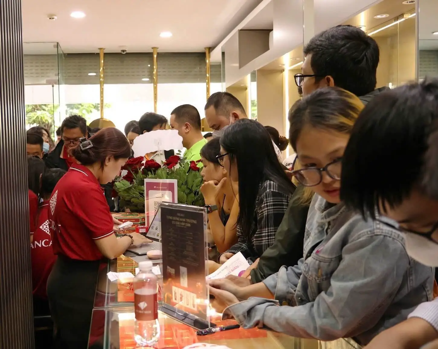 Cảnh chen chúc xếp hàng mua vàng bạc ngày Vía Thần Tài hoặc ngày thị trường biến động mạnh dần được thay thế bởi xu hướng mua sắm online.