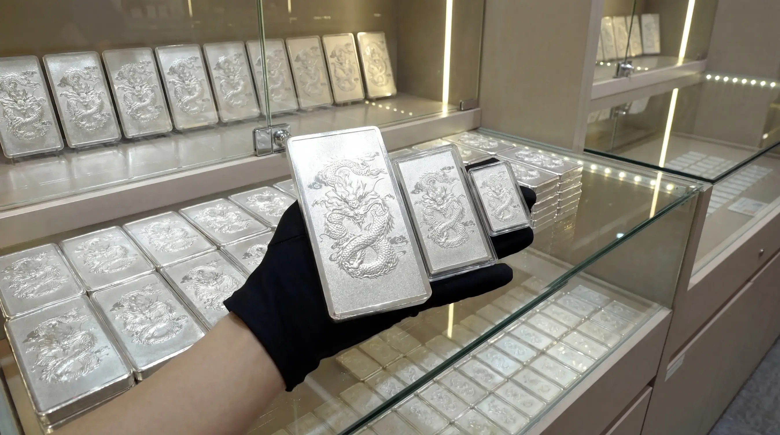 Sản phẩm bạc Ancarat Ngân Long Quảng Tiến 1 lượng tăng 2,33% lên 4.300.000 VNĐ. Giá bạc Ancarat thiết lập mặt bằng lợi nhuận mới chỉ sau một đêm.