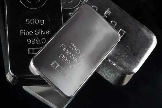 Giá bạc thế giới hưởng lợi mạnh mẽ khi đồng USD suy yếu sau phát ngôn của Tổng thống Trump.