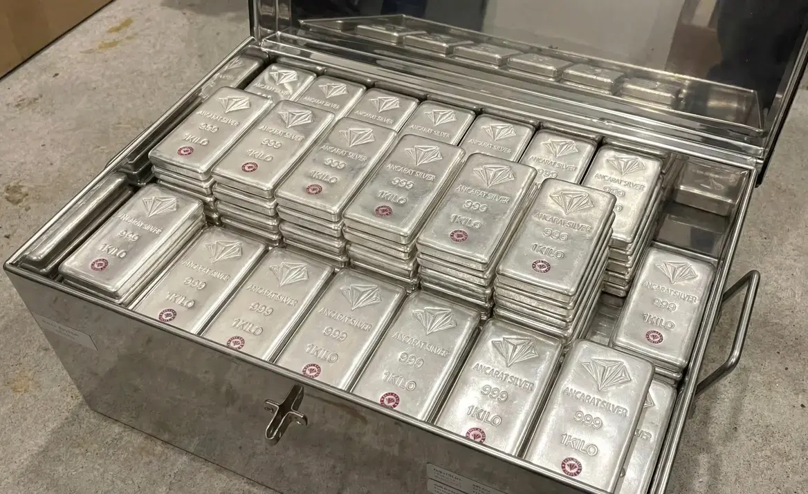 Bạc miếng 1 lượng Ngân Long Quảng Tiến tăng mạnh gần 4% chỉ sau 24 giờ, niêm yết bán ra ở mức 4.571.000 VNĐ.