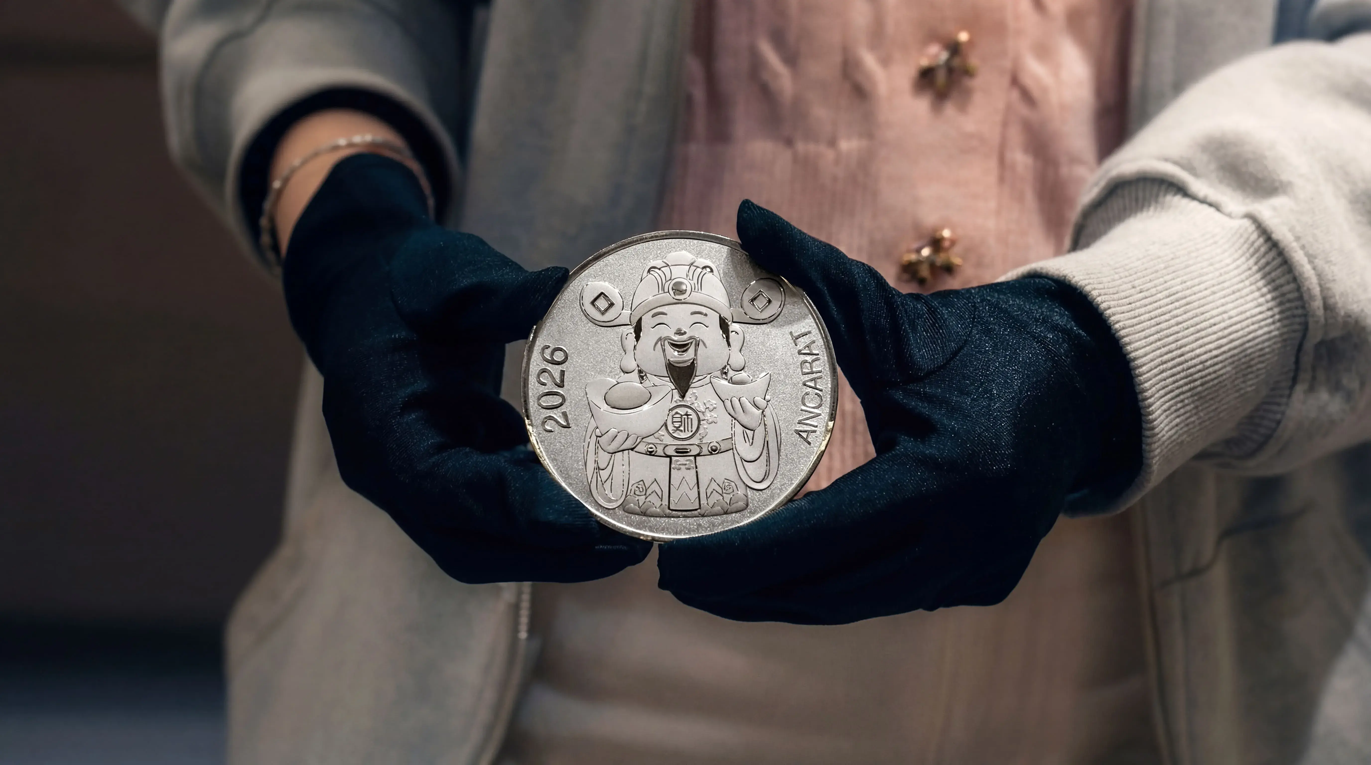 Kỹ thuật dập nổi High Relief trên nền bạc 999 tạo nên những đường nét có chiều sâu và độ phản chiếu ánh sáng tự nhiên, điều mà các phương pháp in ấn phẳng thông thường khó lòng truyền tải được. Kỹ thuật dập nổi High Relief trên nền bạc 999 tạo nên những đường nét có chiều sâu và độ phản chiếu ánh sáng tự nhiên, điều mà các phương pháp in ấn phẳng thông thường khó lòng truyền tải được.