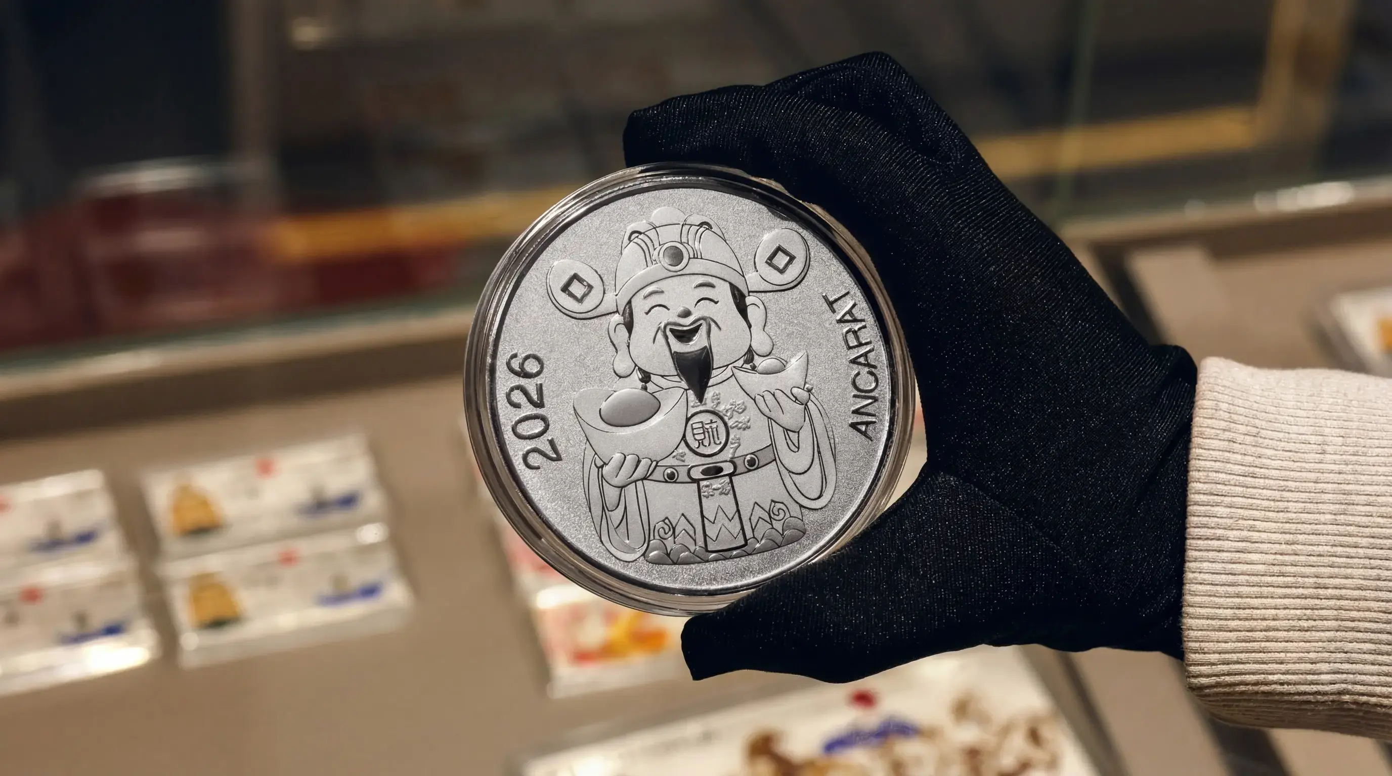 Kỹ thuật dập nổi thủy lực trên khối bạc Ancarat Thần Tài Vạn Phúc dày 187.5g tạo nên chiều sâu sống động và độ bền vĩnh cửu cho tác phẩm. Kỹ thuật dập nổi thủy lực trên khối bạc Ancarat Thần Tài Vạn Phúc dày 187.5g tạo nên chiều sâu sống động và độ bền vĩnh cửu cho tác phẩm.