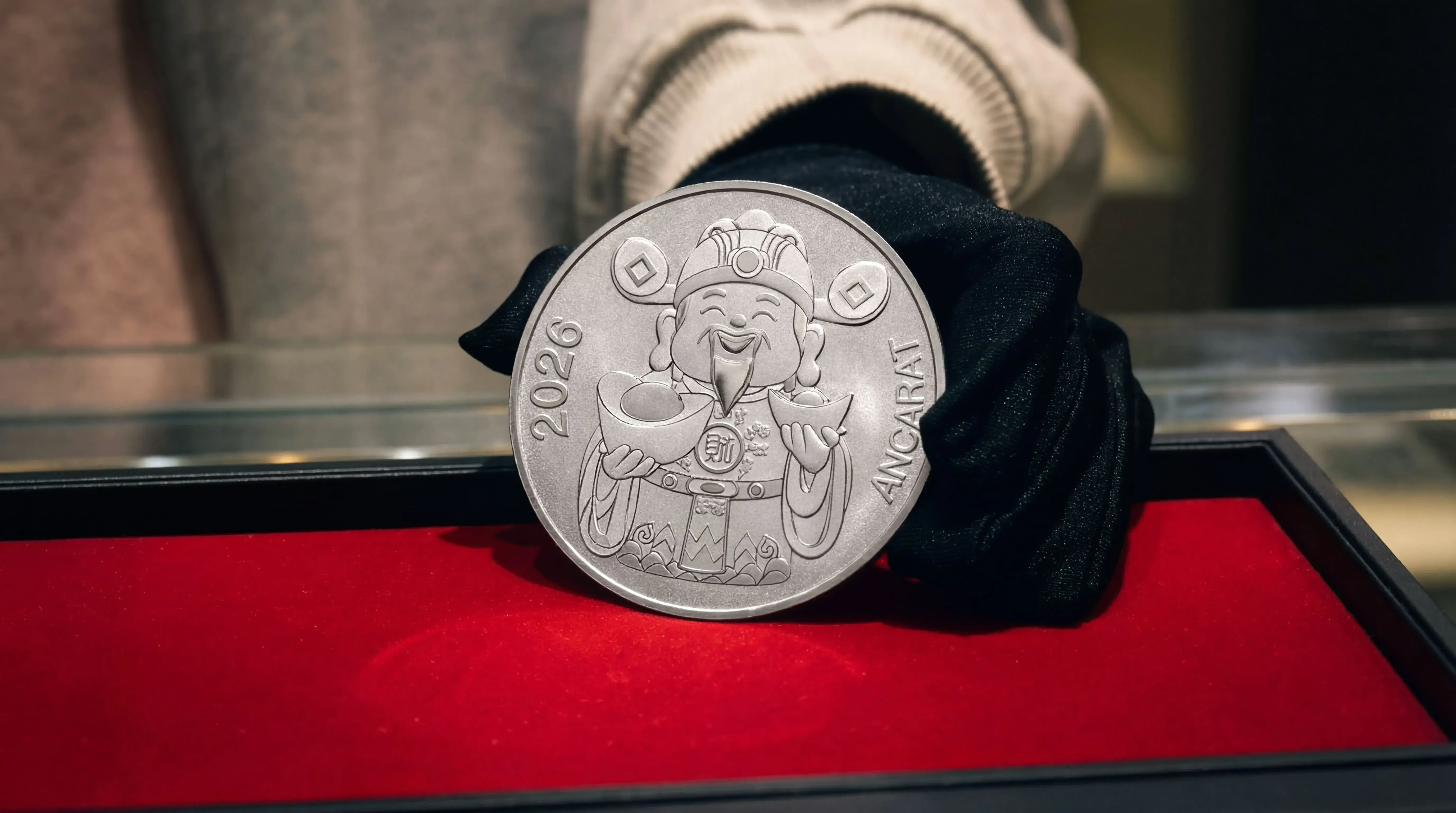 Phiên bản Thần Tài Vạn Phúc 5 lượng - mỗi miếng bạc được chế tác tỉ mỉ không chỉ mang giá trị lưu giữ mà còn là một tác phẩm nghệ thuật phong thủy dành riêng cho năm Bính Ngọ. Phiên bản Thần Tài Vạn Phúc 5 lượng - mỗi miếng bạc được chế tác tỉ mỉ không chỉ mang giá trị lưu giữ mà còn là một tác phẩm nghệ thuật phong thủy dành riêng cho năm Bính Ngọ.