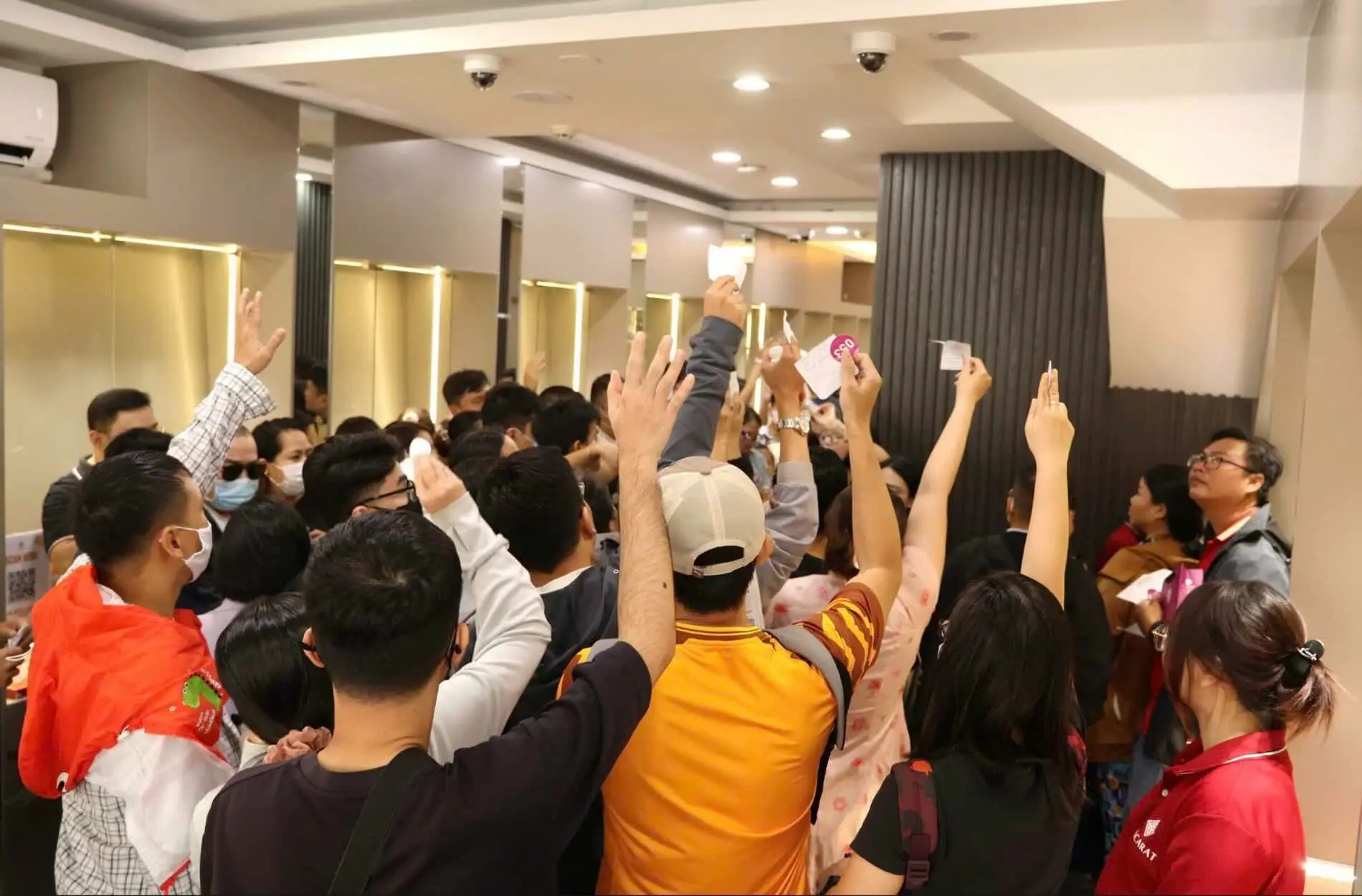 Khác với tục nghênh đón vào mùng 5 của Trung Quốc, ngày vía Thần Tài quan trọng nhất của người Việt diễn ra vào mùng 10 tháng Giêng với tục mua vàng bạc cầu may. Khác với tục nghênh đón vào mùng 5 của Trung Quốc, ngày vía Thần Tài quan trọng nhất của người Việt diễn ra vào mùng 10 tháng Giêng với tục mua vàng bạc cầu may.