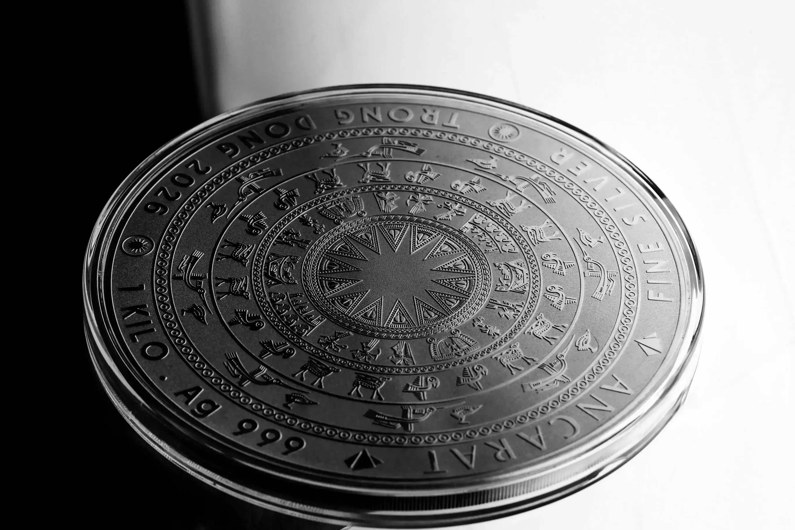 Biến động giá bạc hôm nay chịu ảnh hưởng trực tiếp từ rủi ro đóng cửa eo biển Hormuz và các cuộc tấn công năng lượng vùng Vịnh.