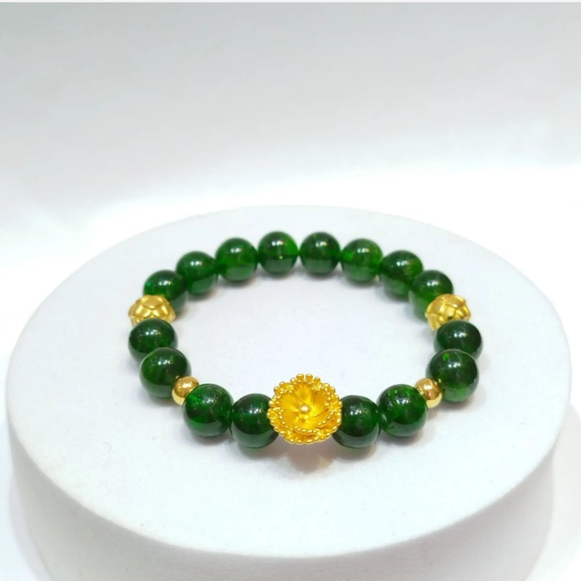 Người mệnh Mộc nên kết hợp trang sức vàng hay bạc với đá quý hành Thủy hoặc Mộc Mệnh Mộc đeo vàng hay bạc tốt hơn