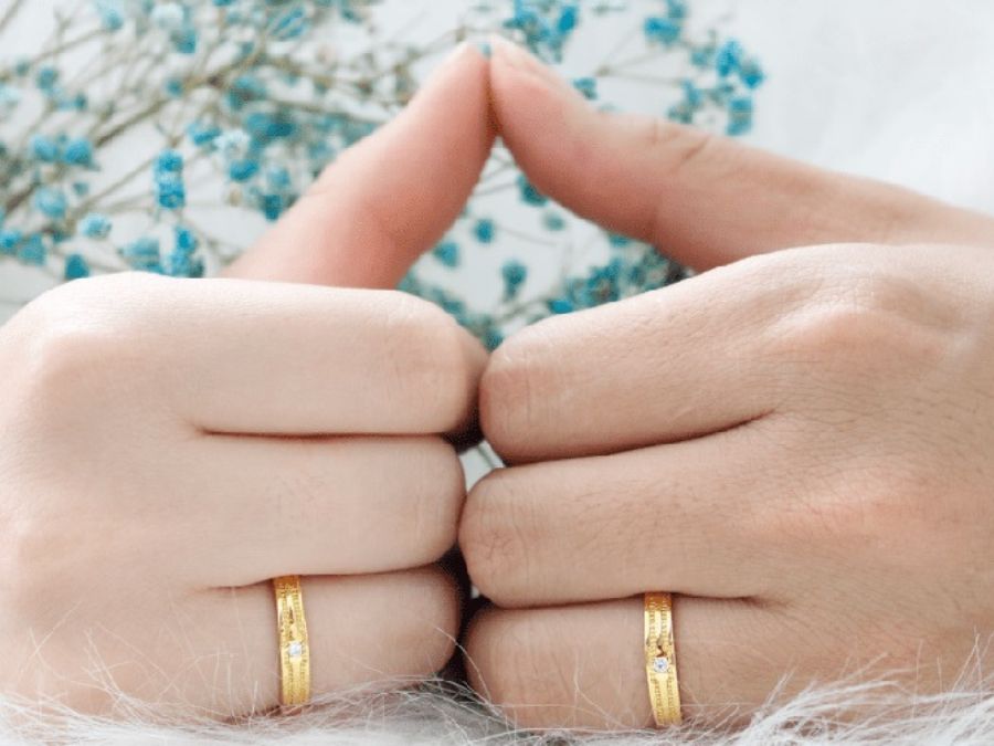 Giải đáp câu hỏi đeo nhẫn ngón nào để hút tài lộc, giữ tiền. Hướng dẫn cách đeo nhẫn phong thủy cho nam và nữ theo quy tắc "Nam Tả, Nữ Hữu" và ý nghĩa từng ngón tay.