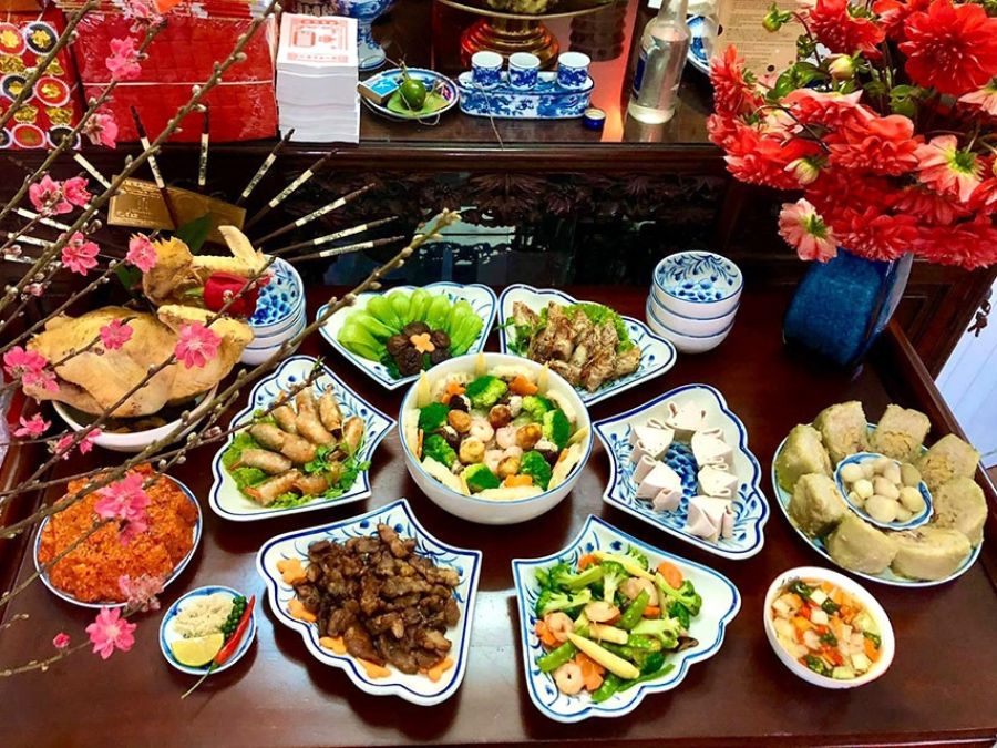 Thực hiện nghi lễ tháng cô hồn