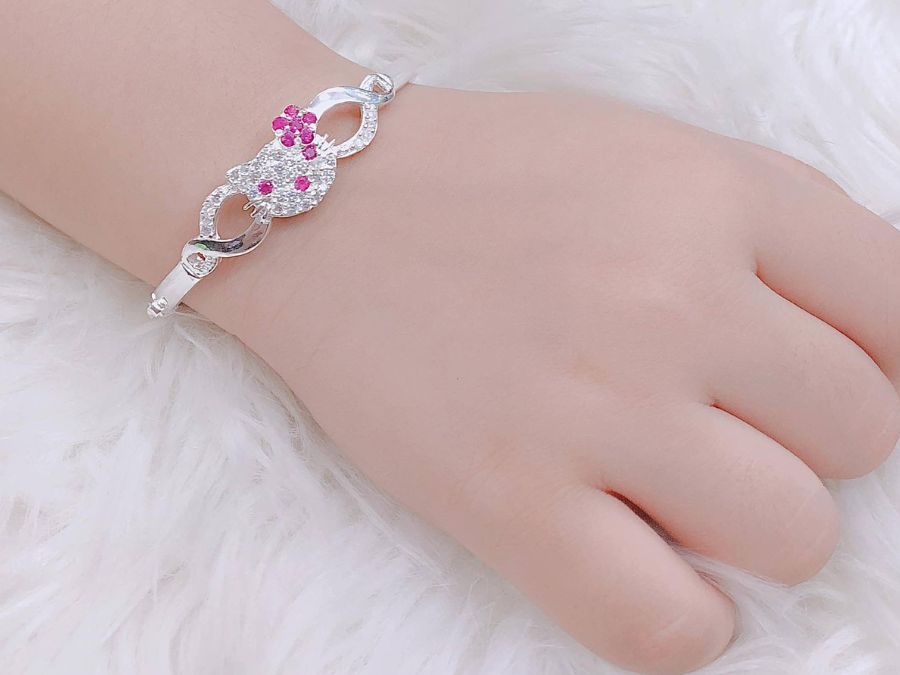 Lắc bạc cho bé gái thường có kiểu dáng xinh xắn hơn